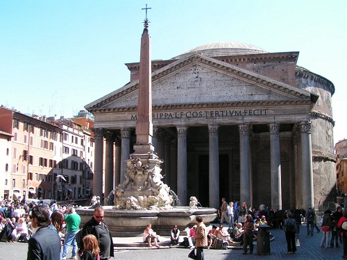 Pantheon: Nằm ở Roma Centro Storico – trung tâm văn hóa, lịch sử của thành phố, du khách có thể dễ dàng tìm thấy công trình khảo cổ tráng lệ Pantheon. Đây là tòa nhà cổ có từ thế kỷ thứ 2, đến nay vẫn bảo tồn được kiến trúc cũ. Ảnh: Planetden.